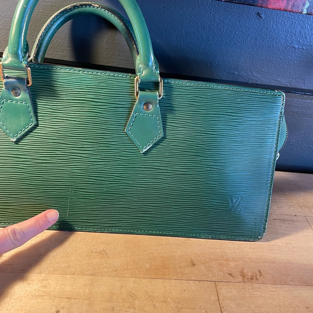 Louis Vuitton Vintage Epi Sac Triangle Bag! - Picture 2 of 15